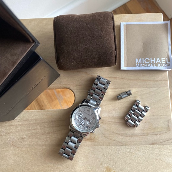 Michael Kors silver watch - Picture 2 of 7